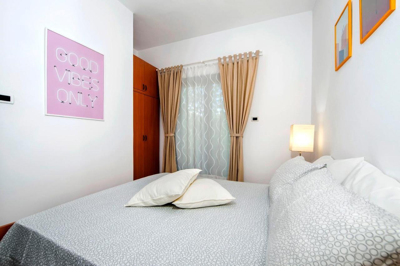 Apartments Milan Rovigno Esterno foto