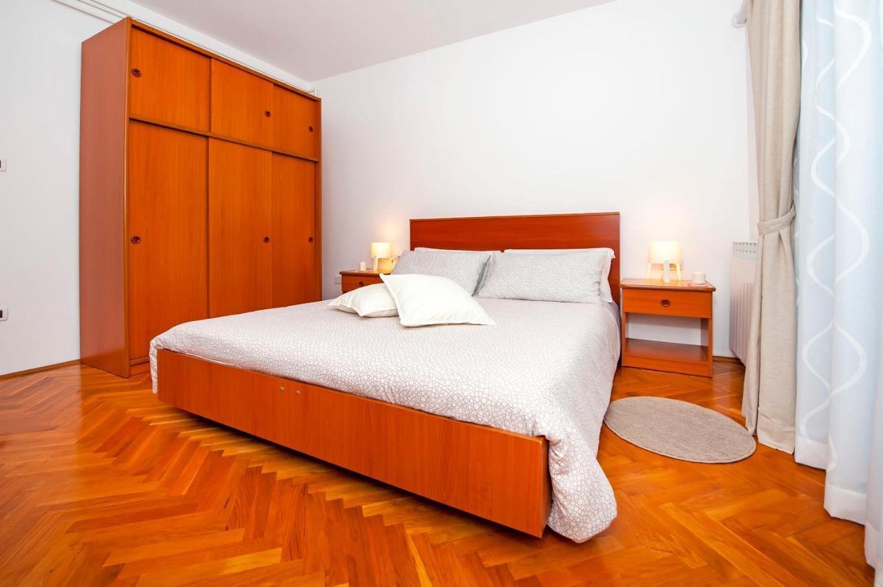 Apartments Milan Rovigno Esterno foto