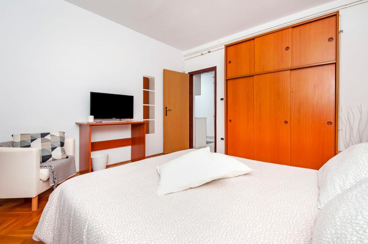 Apartments Milan Rovigno Esterno foto