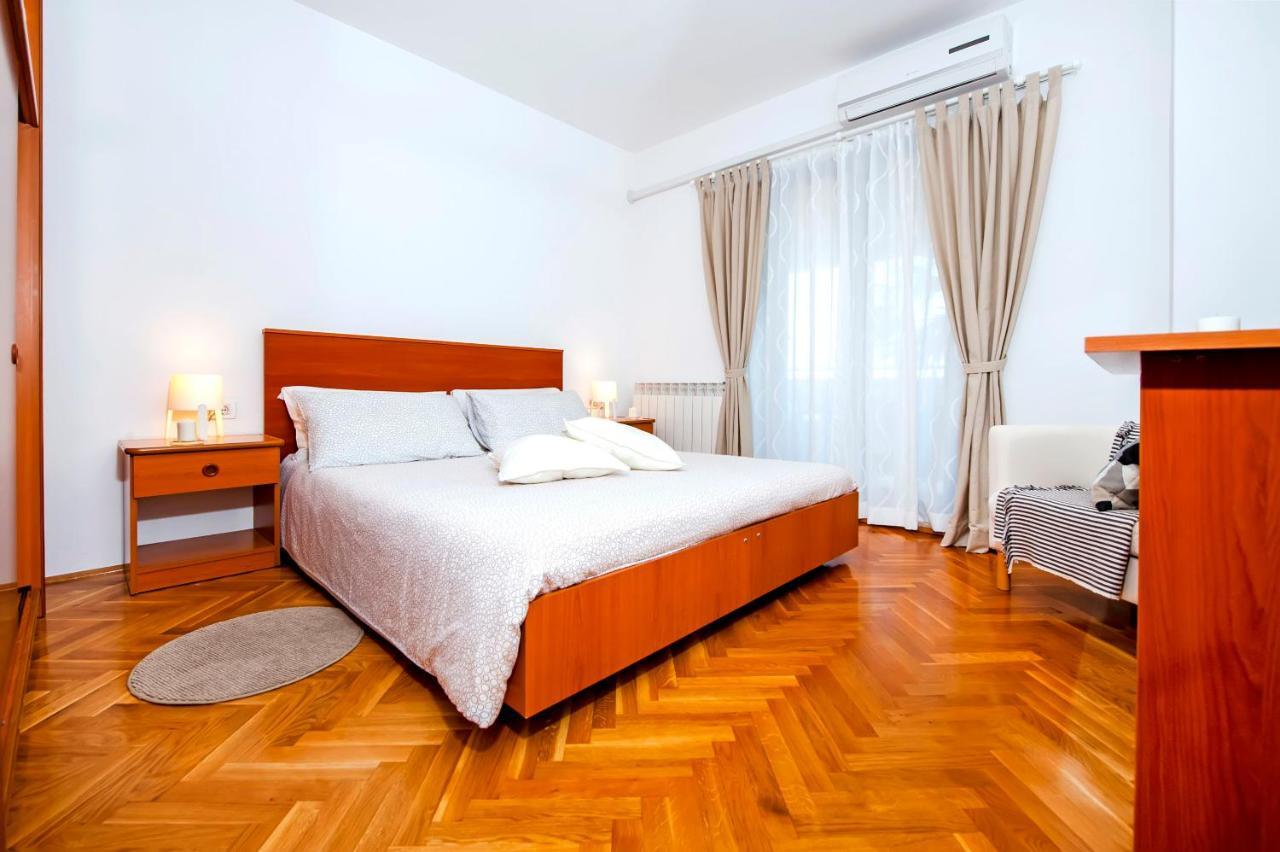 Apartments Milan Rovigno Esterno foto